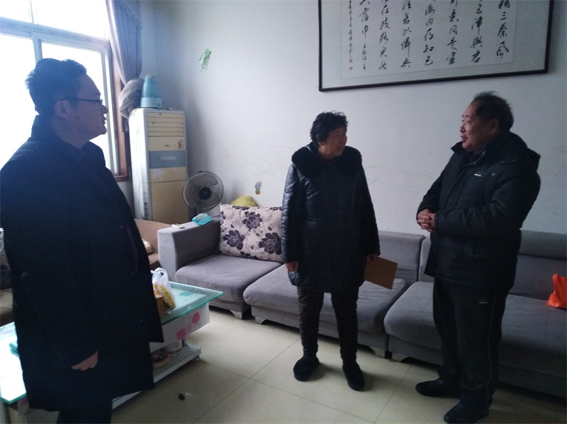 开展慰问困难、退休教师活动