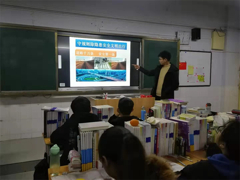 召开“守规则除隐患安全文明出行” 主题班会