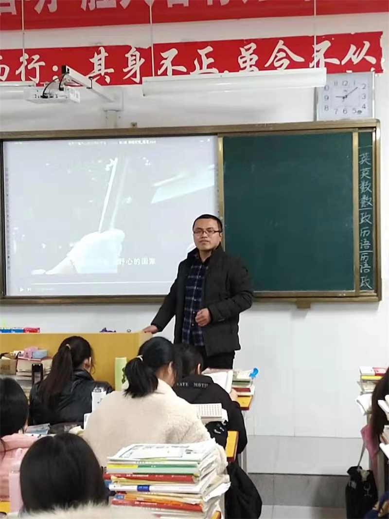 我校召开国家公祭日主题班会