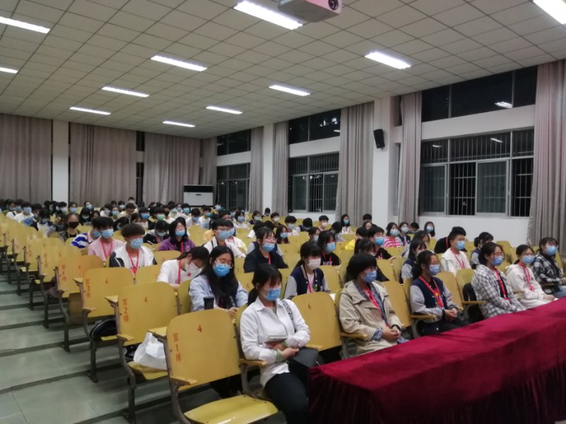 我校召开校团委、学生会干部培训会 