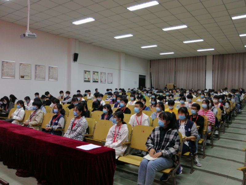 我校召开校团委、学生会干部培训会 