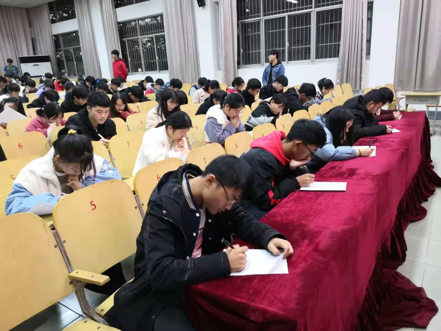 周口恒大中学开展宪法学习宣传系列活动