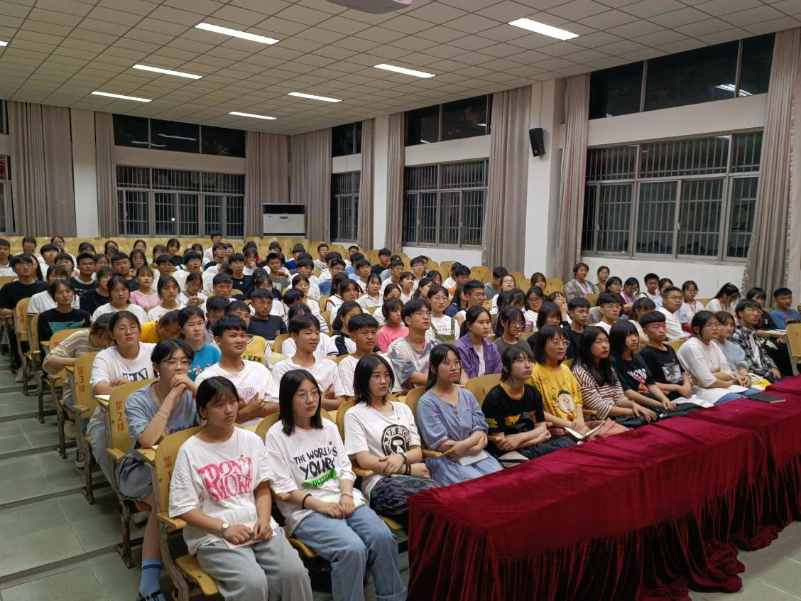 周口恒大中学开展“学百年党史 观红色电影”主题观影活动