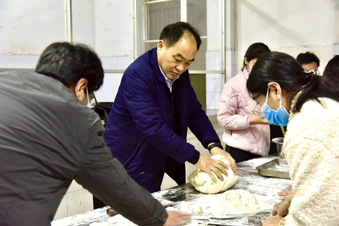 弘扬传统文化,传递别样温暖——我校举行冬至包饺子志愿活动