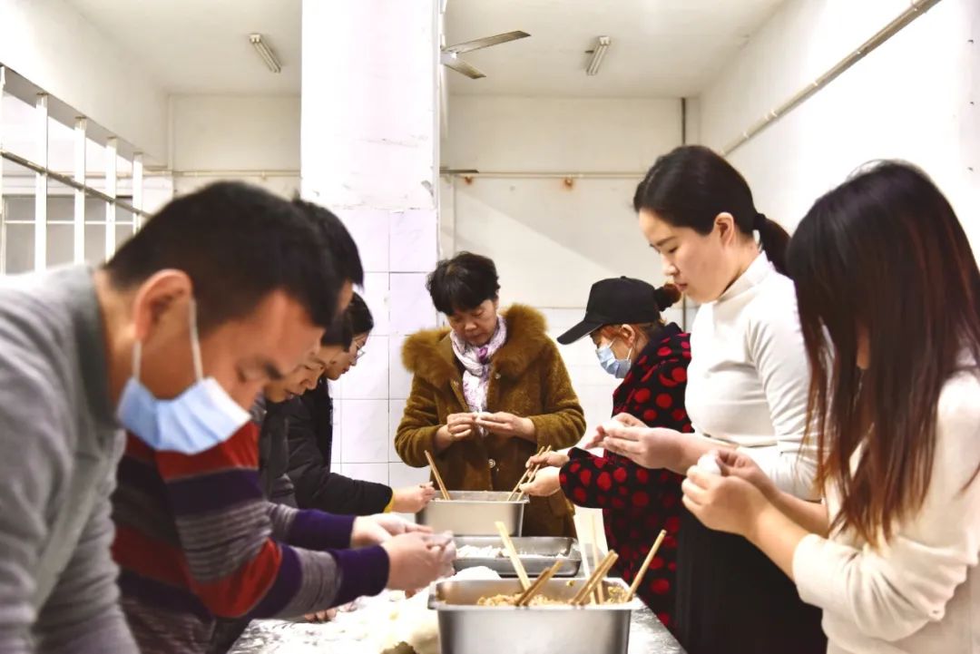 弘扬传统文化，传递别样温暖——我校举行冬至包饺子志愿活动