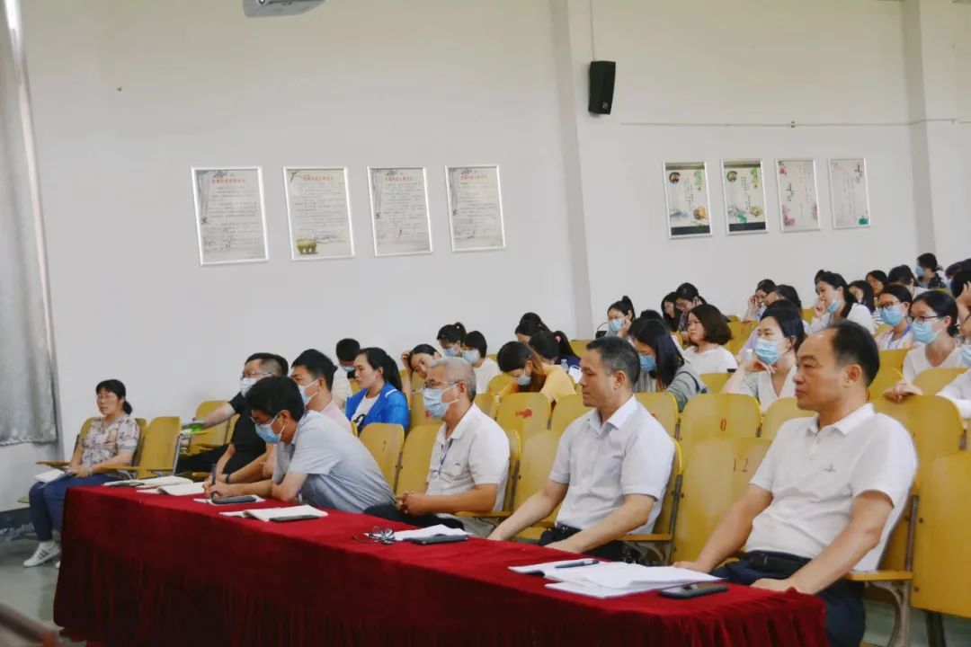 我校召开“青蓝工程”听评课反馈会