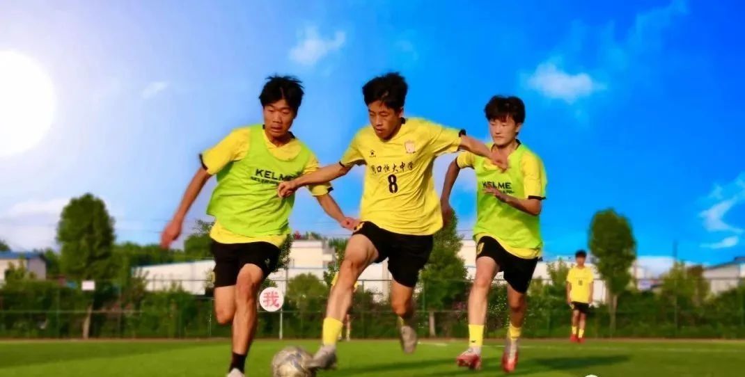 热烈祝贺我校荣获“河南省2019—2021年度青少年校园足校工作优秀单位”称号、马明老师荣获“河南省校园足球优秀指导教师”称号
