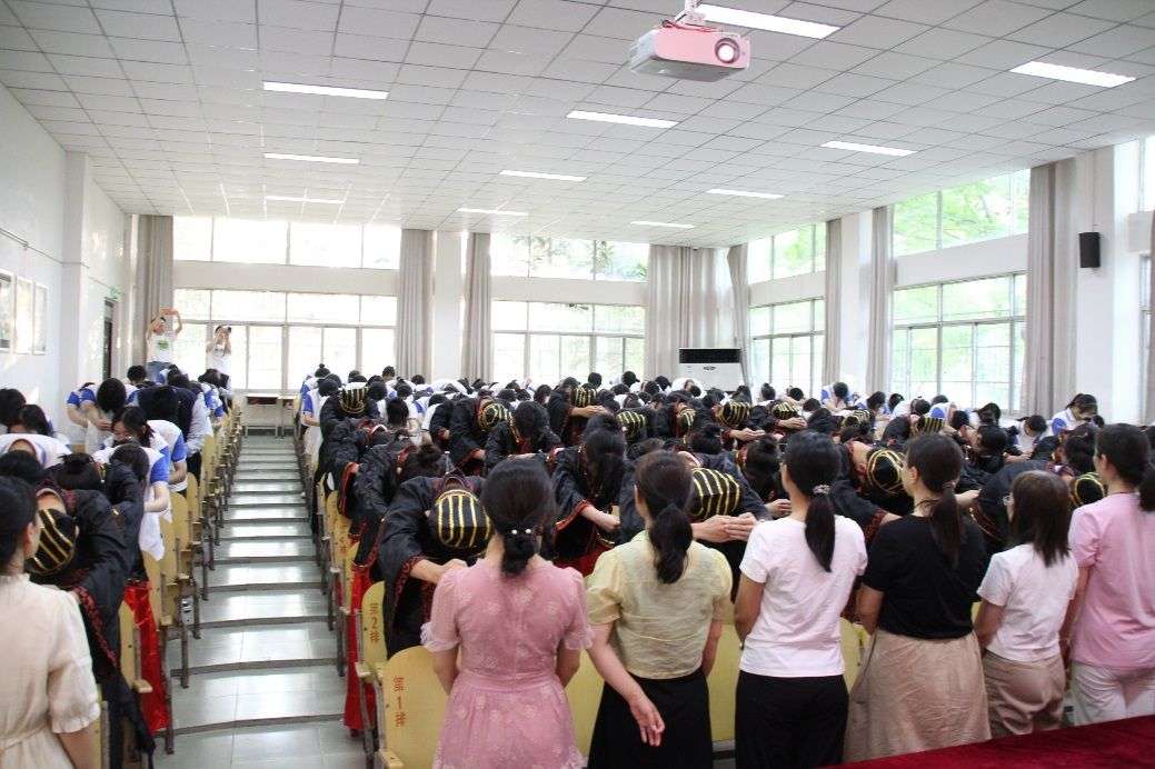 我校举办2022级学生十八岁成人礼仪式