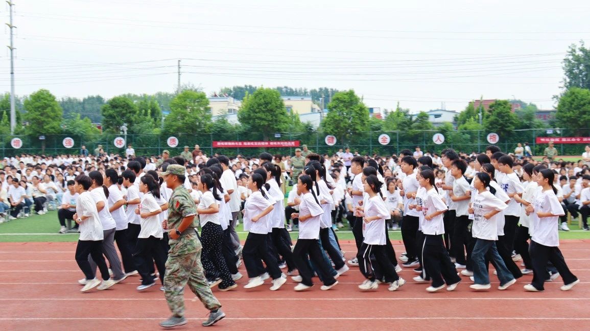 周口恒大中学举行2024级高一新生军训汇报表演暨表彰大会
