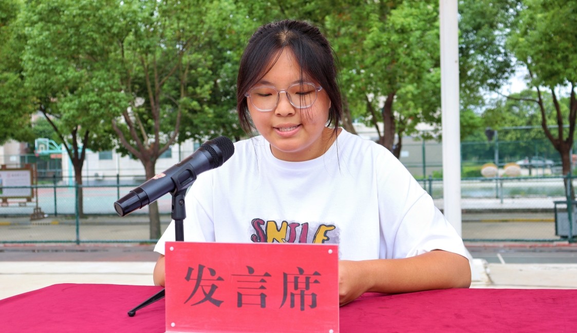 周口恒大中学举行2024级高一新生军训汇报表演暨表彰大会