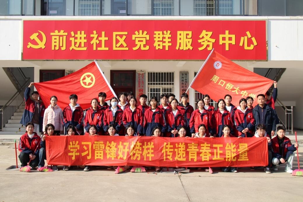 我校团委开展“学习雷锋好榜样传递青春正能量”系列活动之社区卫生清扫活动